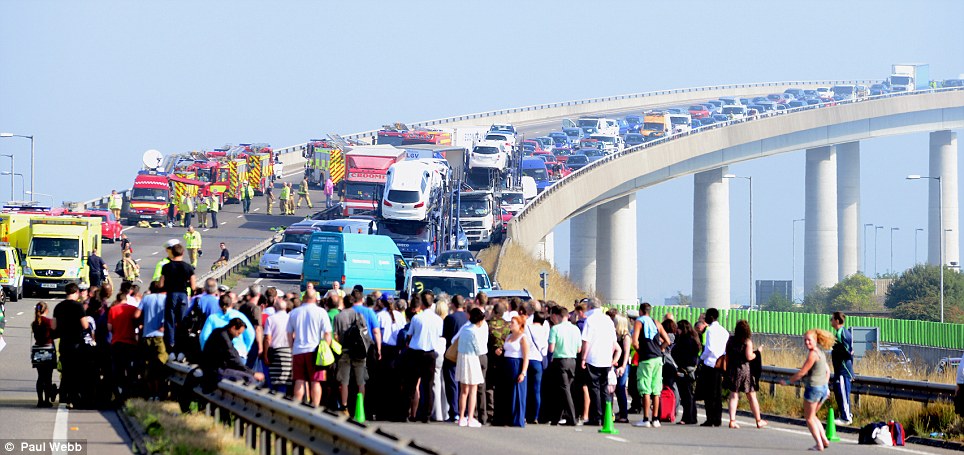 article-2412099-1BA253F0000005DC-503_964x455